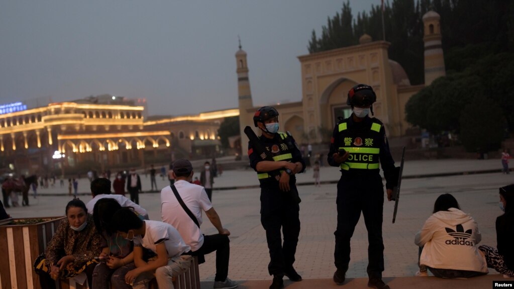 警察在新疆喀什的艾提尕尔清真寺外巡逻。（路透社2021年5月3日）(photo:VOA)