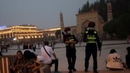警察在新疆喀什的艾提尕尔清真寺外巡逻。（2021年5月3日）