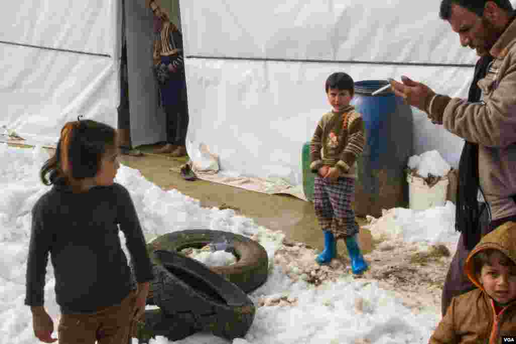 Ada lebih dari 400.000 pengungsi yang tinggal dalam kamp-kamp di wilayah Bekaa, daerah pegunungan yang terkena pukulan keras akibat cuaca buruk baru-baru ini. (VOA/John Owens)