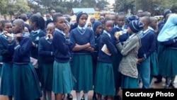 Wanafunzi wa shule ya Lack Vincent muda mfupi kabla ya kusafiri na kupatwa na ajali ya basi