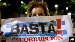 Una mujer protesta contra el gobierno de Cristina Fernández en Buenos Aires, Argentina.