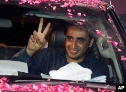 Bilawal Bhutto Zardari, leader of Pakistan Peoples Party, flashes victory sign to supporters during an election rally in Lahore, Pakistan, July 19, 2018.