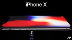 蘋果公司首席執行官庫克在喬布斯劇場介紹 iPhone X。
