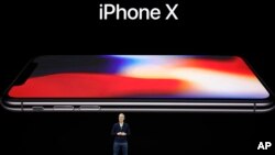 El director ejecutivo de Apple, Tim Cook presentó el iPhone X, el más avanzado de los iPhones desde 2014, en el nuevo Teatro Steve Jobs, en la sede de la compañía en Cupertino, California.