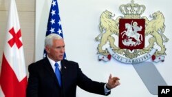Phó Tổng thống Mỹ Mike Pence tại cuộc họp báo ở Tbilisi, Gruzia, 1/8/2017 