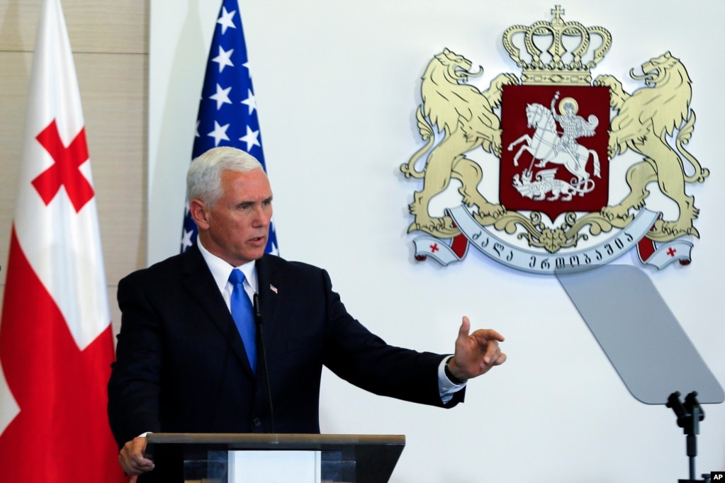 在格鲁吉亚的第比利斯，美国副总统彭斯在记者会上发言（2017年8月1日）。格鲁吉亚曾经是苏联的加盟共和国，而今是北约成员国。