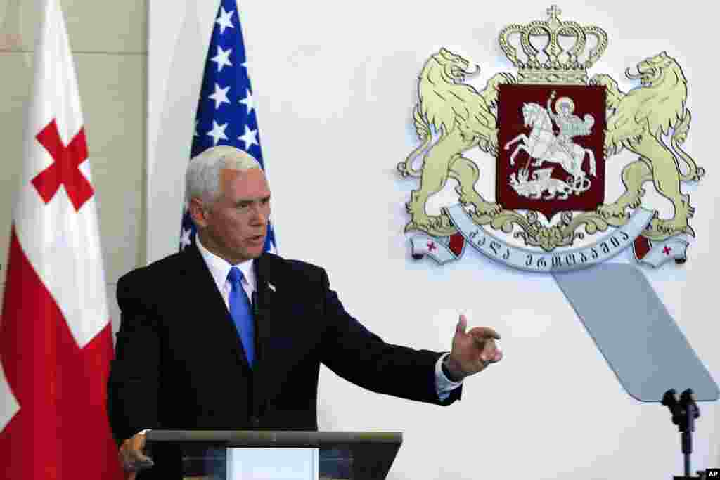 在格鲁吉亚的第比利斯，美国副总统彭斯在记者会上发言（2017年8月1日）。格鲁吉亚曾经是苏联的加盟共和国。