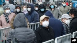 بیماران با ماسک در صف برای تست کووید۱۹ ایستاده‌اند؛ نیویورک - مارس ۲۰۲۰