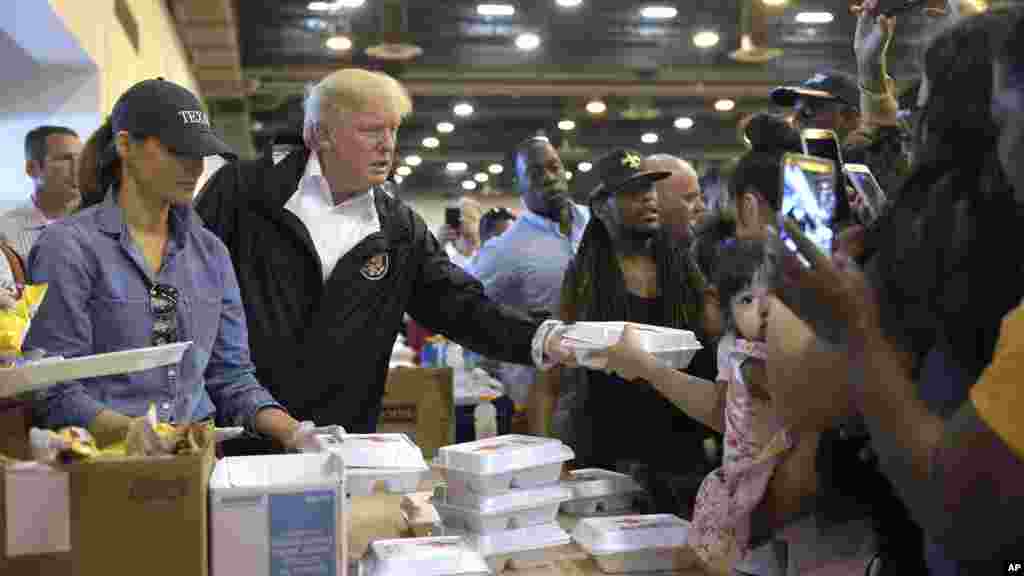 El presidente Donald Trump y Melania Trump se reúnen con las víctimas del huracán Harvey durante una visita a un centro de ayuda en Houston.