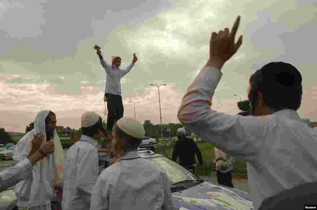 2012年11月22日，哈西德布拉斯洛夫派犹太男子在加沙地带北部外的亚德.莫迪凯公社（基布兹）附近手舞足蹈，庆祝停火。