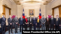 台湾总统蔡英文在总统府会晤到访的法国国民议会友台小组主席戴扈杰率领的法国议员代表团。（2021年12月16日）