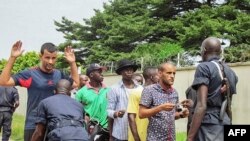 Des policiers fouillent des passant à Brazzaville, 4 avril 2016.