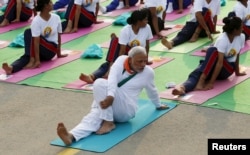 印度总理莫迪参加集体瑜伽活动（2015年6月21日）。他积极向全球推广印度的软实力，瑜伽则被作为代表。 莫迪是瑜伽爱好者，在参加国际活动的时候，他不忘与世界各国的政治领袖们探讨一番练习瑜伽的益处。