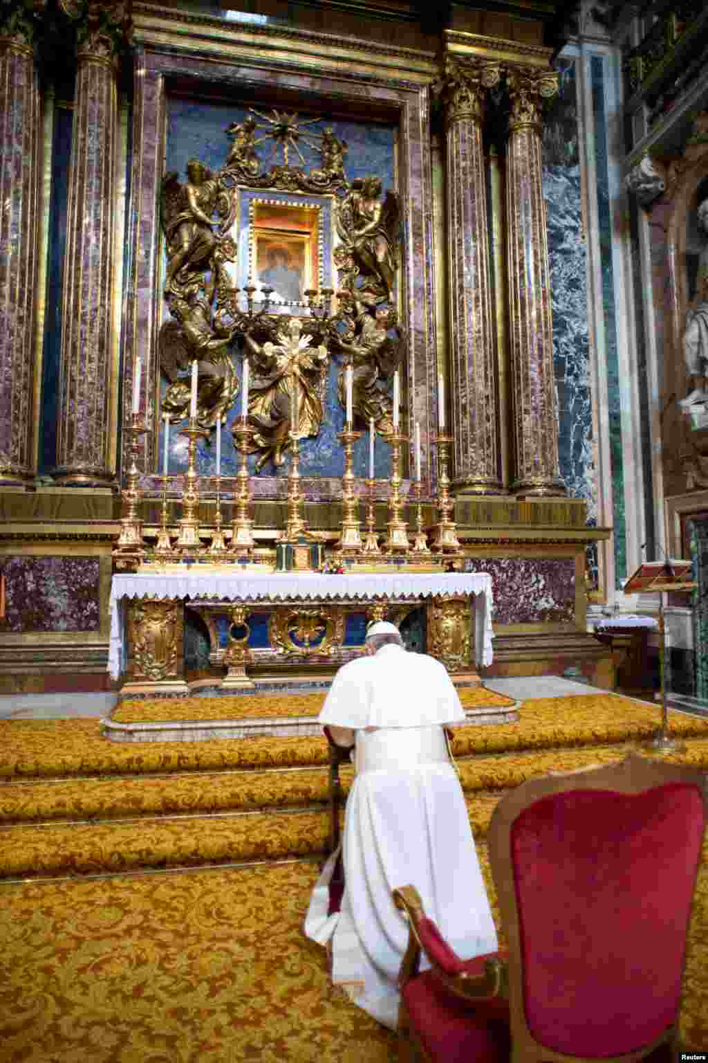 پاپ فرانسیس که به تازگی به مقام پاپ برگزیده شده است، در طی دیدار خصوصی خود از کلیسای سلطنتی سانتا ماریا ماگیواره در رم در برابر مجسمه حضرت مریم دعا می کند. عکس از اوسرواتوره رومانور در رم.&nbsp; ١٤ مارس سال ٢٠١٣