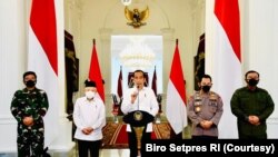 Presiden Jokowi didamping Wapres Ma’ruf Amin, Palingma TNI, Kapolri dan KSAL dalam telekonferensi pers di Istana Merdeka, Jakarta, Senin (26/4). Presiden memberikan penghargaan kenaikan pangkat kepada 53 awak KRI Nanggala 402 dan Kabinda Papua. (Foto: Biro Pers)