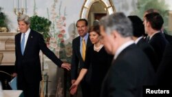 Menlu AS John Kerry (kiri) tiba bersama PM Qatar Sheikh Hamad bin Jassim al-Thani (dua dari kiri) dalam pertemuan dengan anggota Liga Arab di Washington DC (29/4).