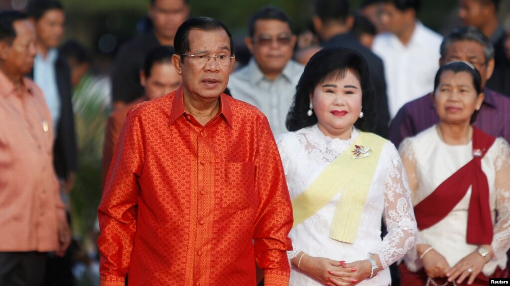 រូបឯកសារ៖ លោកនាយករដ្ឋមន្ត្រីកម្ពុជា ហ៊ុន សែន និងភរិយា គឺលោកស្រី ប៊ុន រ៉ានី នៅក្នុងពិធីបួងសួងនៅមុខប្រាសាទអង្គរវត្ត នៅខេត្តសៀមរាប នៃប្រទេសកម្ពុជា កាលពីថ្ងៃទី៣ ខែធ្នូ ឆ្នាំ២០១៧។