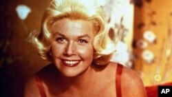 También se conmemora el aniversario 60 de una de las películas más populares de Doris Day, "Pillow Talk", coprotagonizada por Rock Hudson.