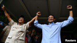 Prabowo Subianto (kiri) dan Sandiaga Uno setelah konferensi pers menanggapi hasil rekapitulasi pilpres 2019 di Jakarta, Selasa, 21 Mei 2019. (Foto: Antara via Reuters)