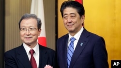 Thủ tướng Shinzo Abe, và Đại sứ Trung quốc tại Nhật Cheng Yonghua trong dịp kỷ niệm 45 năm ngày thiết lập quan hệ Nhật-Trung, 28/9/2017.