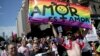 В США проходят гей-парады по случаю 50-летия современного движения за права ЛГБТ