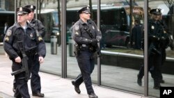 Cảnh sát thành phố Boston tuần tra gần mức đến của cuộc tranh tài marathon sau vụ nổ bom ngày 15/4/2013. 