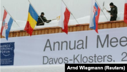 En la imagen, trabajadores en la azotea del centro de congresos que acogerá el Foro Económico Mundial en Davos, Suiza, 18 de enero de 2018 REUTERS/Arnd Wiegmann