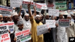 Indian Muslims shout slogans during a protest against the Chinese government, in Mumbai, India, Sept. 14, 2018. Nearly 150 Indian Muslims demandedg that China stop holding thousands of members of minority Uighur Muslim ethnic group in detention and political indoctrination centers in Xinjiang region.