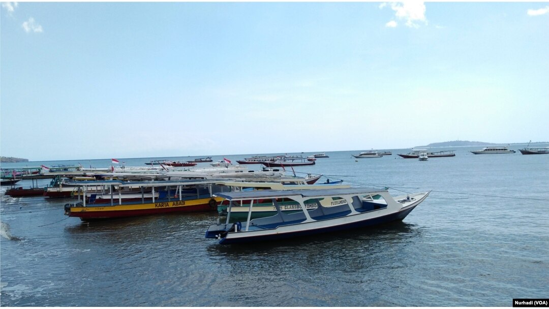 Perahu-perahu penyeberangan ke Gili Trawangan, Meno dan Air yang menganggur. (Foto: VOA/Nurhadi)
