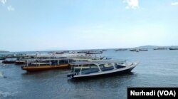 Perahu-perahu penyeberangan ke Gili Trawangan, Meno dan Air yang menganggur. (Foto: VOA/Nurhadi)