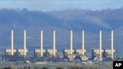 The Hazelwood power station billows smoke from its exhaust stacks in the Latrobe Valley, 150km east of Melbourne, 13 Aug 2009