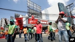 Trabajadores sindicalizados protestan contra la corrupción frente al Ministerio Público en Ciudad de Panamá. Feb. 10, 2017. 