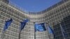 Zastave ispred sedišta Evropske unije u Briselu (Foto: Reuters/Yves Herman)
