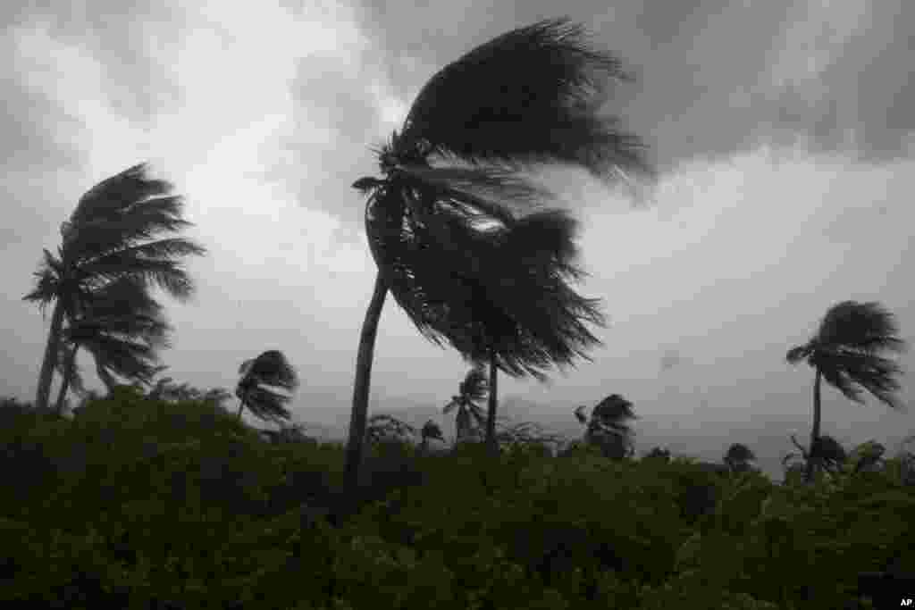 Mahaukaciyar guguwar Mai suna Hurricane Mathew ta dira kan kasar Haiti bayan ruwa kamar da bakin kwarya na fiye da wuni guda, ya haddasa ambaliyar ruwa saman da tilastawa mutane da dama neman mafaka. Oktoba 04, 2016