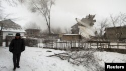 Policajac patrolira oblašću u kojoj se srušio tuski teretni avion u blizini aerodroma Manas u Kirgistanu 16. januara 2017. (REUTERS/Vladimir Pirogov - RTSVOA2)