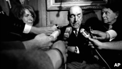 Ông Neruda nổi tiếng vì những thiên tình ca, được trao Giải Nobel Văn chương vào năm 1971. 
