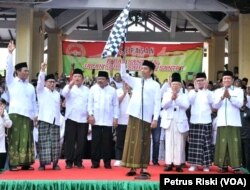 Presiden Joko Widodo pada acara Kirab Santri dan "Jalan Sehat Sahabat Santri" dalam rangka Hari Santri Nasional di Depan Pendopo Kabupaten Sidoarjo, Sidoarjo, Jawa Timur, Minggu, 28 Oktober 2018. (Foto: Petrus Riski/VOA)