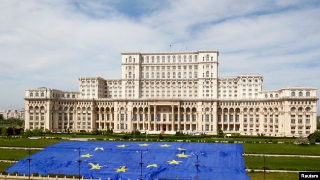 ARCHIVO: se muestra bandera de la Unión Europea frente al edificio del Parlamento de Rumania.