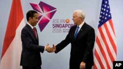 Presiden RI Joko Widodo dan Wakil Presiden AS Mike Pence dalam pertemuan di Singapura, Rabu (14/11). 