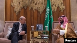 Saudi Crown Prince Mohammed bin Salman meets with France's Foreign Minister Jean-Yves Le Drian, in Riyadh, Saudi Arabia, Nov. 15, 2017. 