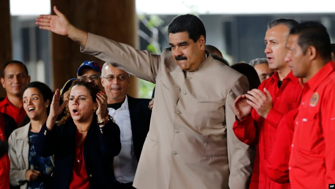 Presiden Venezuela Nicolas Maduro melambaikan tangan ke arah para pendukungnya di Gedung Nasional, Caracas, 3 Mei 2017.