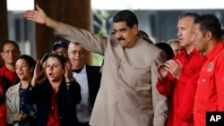 Presiden Venezuela Nicolas Maduro melambaikan tangan ke arah para pendukungnya di Gedung Nasional, Caracas, 3 Mei 2017.