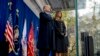 Presiden Donald Trump dan ibu negara Melania Trump berdiri di atas panggung saat upacara peletakan karangan bunga saat berlangsungnya peringatan Hari Veteran di Madison Square Park, New York, Senin, 11 November, 2019.