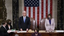 Potpredsednik Majk Pens i predsedavajuća Predstavničkog doma Nensi Pelosi čitaju konačnu potvrdu glasova Elektroskog koledža, na zajedničkoj sednici oba doma Kongresa kasno uveče 6. januara 2021.