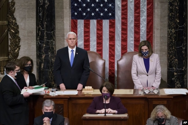 Phó Tổng thống Mike Pence và Chủ tịch Hạ viện Nancy Pelosi chứng nhận kết quả đại cử tri hôm 6/1/2021