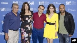 Barisan artis pendukung film "Rhino Season" berpose seusai konferensi pers di TIFF Bell Lightbox, Toronto International Film Festival (Foto: dok). Dari kiri: aktor Behrouz Vossough,i, artis Monica Bellucci, sutradara/penulis cerita/produser Bahman Ghobadi, artis Belçim Bilgin dan aktor Arash Labaf.