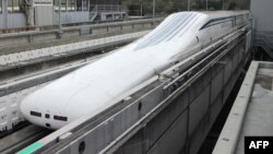 Tàu đệm từ cao tốc 7 toa của Tập đoàn Đường Sắt Nhật Bản trở về ga sau khi lập 1 kỷ lục thế giới mới trong 1 lần thử chạy gần núi Phú Sỹ hôm 21/4.