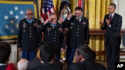 Junto al presidente los únicos sobrevivientes condecorados con la Medalla de Honor: Melvin Morris, José Rodela, y Santiago J. Erevia