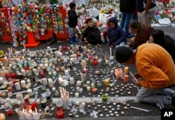 Students light candles as they gather for a vigil to commemorate victims of Friday's shooting, outside the Al Noor mosque in Christchurch, New Zealand, March 18, 2019.