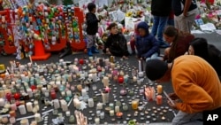 Students light candles as they gather for a vigil to commemorate victims of Friday's shooting, outside the Al Noor mosque in Christchurch, New Zealand, March 18, 2019.